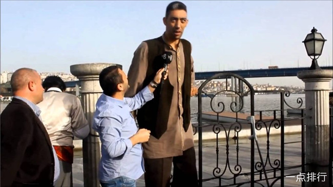 苏丹，8英尺3英寸